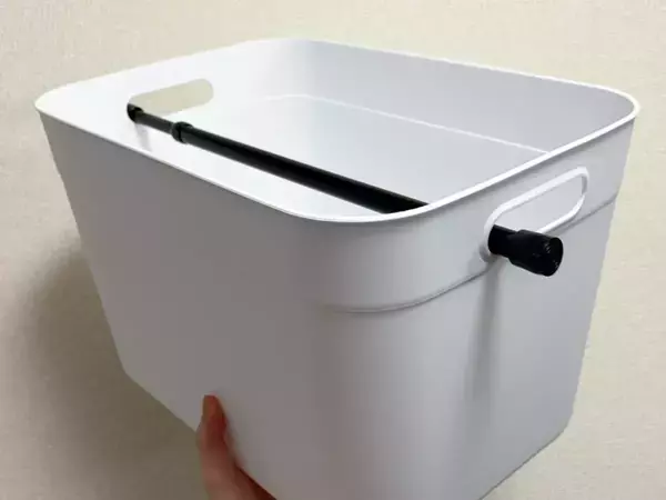 つっぱり棒を箱に使うと？　収納の悩みが解決して「ゴミ袋がサッと出せる」
