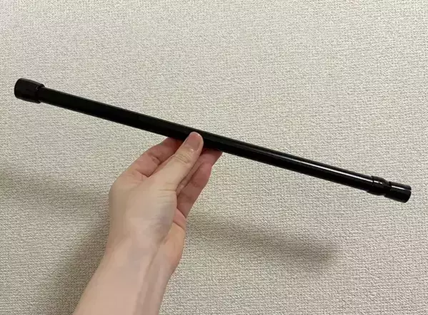 つっぱり棒を箱に使うと？　収納の悩みが解決して「ゴミ袋がサッと出せる」