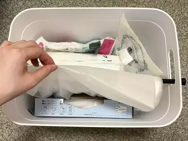 つっぱり棒を箱に使うと？　収納の悩みが解決して「ゴミ袋がサッと出せる」
