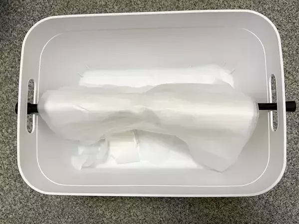 つっぱり棒を箱に使うと？　収納の悩みが解決して「ゴミ袋がサッと出せる」