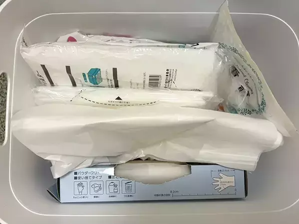 つっぱり棒を箱に使うと？　収納の悩みが解決して「ゴミ袋がサッと出せる」