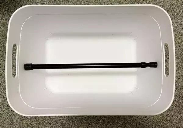つっぱり棒を箱に使うと？　収納の悩みが解決して「ゴミ袋がサッと出せる」