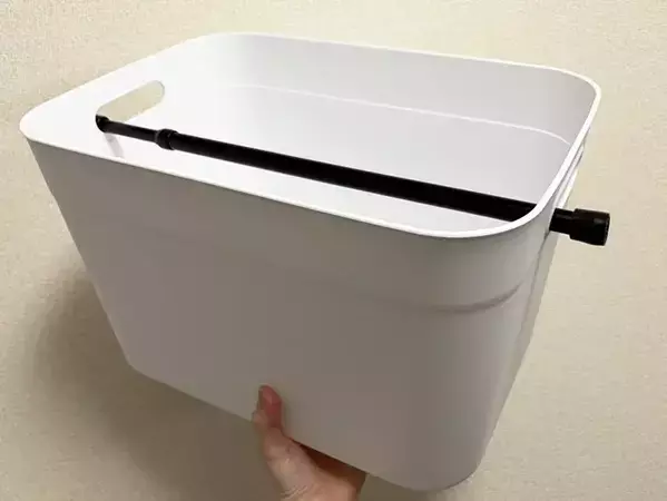 つっぱり棒を箱に使うと？　収納の悩みが解決して「ゴミ袋がサッと出せる」