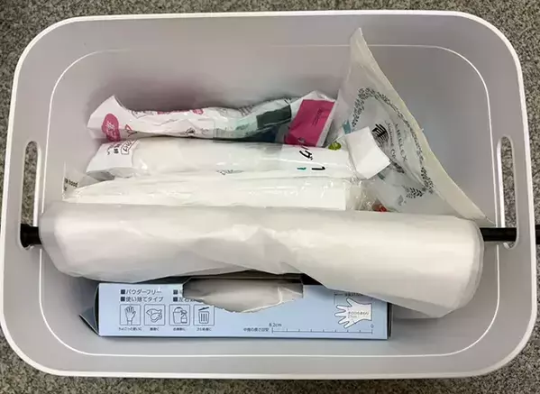 つっぱり棒を箱に使うと？　収納の悩みが解決して「ゴミ袋がサッと出せる」