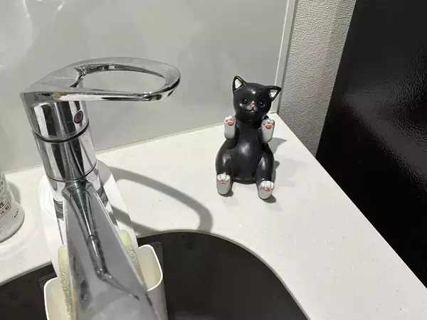 ダイソーの『動物ホルダー』を置くだけで？　キッチンの悩みが解決する活用術【3選】