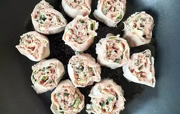 「餃子の皮を使わない」　30分短縮する作り方に「ラクでおいしい」「こっちのほうが好き」