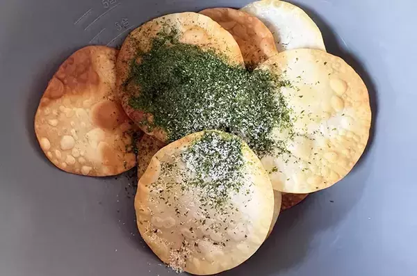 「ポテトチップスよりおいしい」と子供に大好評　5分で作る『餃子の皮チップス』