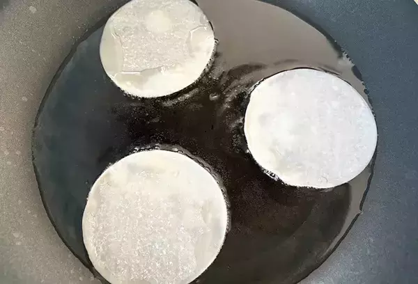 「ポテトチップスよりおいしい」と子供に大好評　5分で作る『餃子の皮チップス』