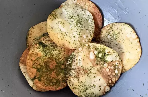「ポテトチップスよりおいしい」と子供に大好評　5分で作る『餃子の皮チップス』