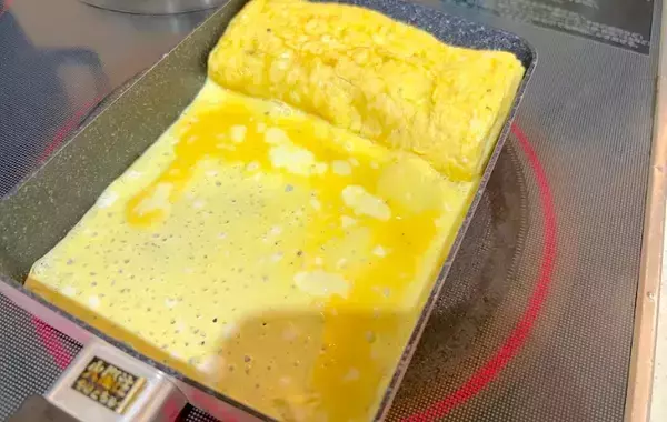 巻く前に『2個』入れてみて　洋風の玉子焼きが「トロトロで最高」「パンに挟みたい」