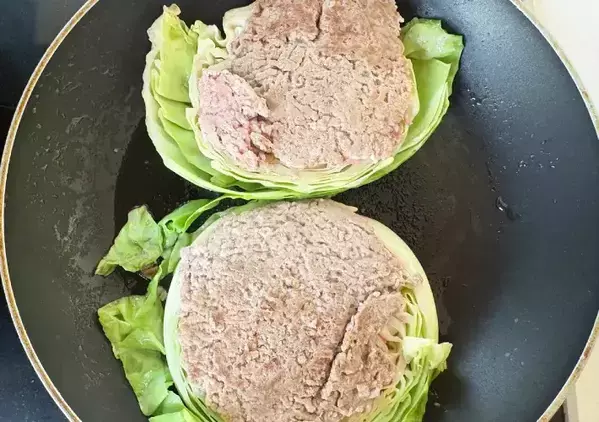 キャベツにひき肉をのせて…10分で作る『ハンバーグ風』に7歳息子に大喜び