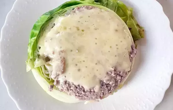 キャベツにひき肉をのせて…10分で作る『ハンバーグ風』に7歳息子に大喜び