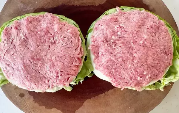キャベツにひき肉をのせて…10分で作る『ハンバーグ風』に7歳息子に大喜び