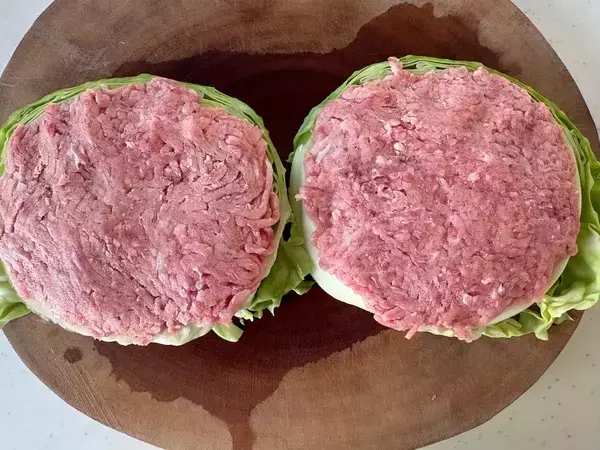 キャベツにひき肉をのせて…10分で作る『ハンバーグ風』に7歳息子に大喜び