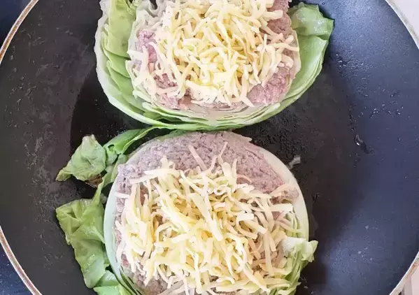 キャベツにひき肉をのせて…10分で作る『ハンバーグ風』に7歳息子に大喜び
