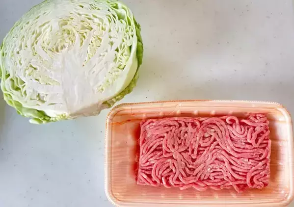 キャベツにひき肉をのせて…10分で作る『ハンバーグ風』に7歳息子に大喜び
