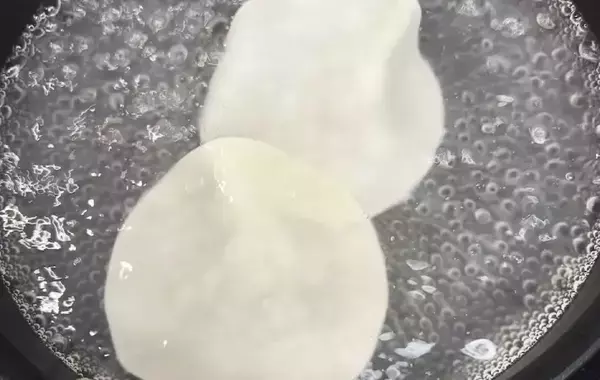 餃子の皮を『30秒』　ゆでて作る簡単おやつに「焼くより好きかも」「モチモチ」