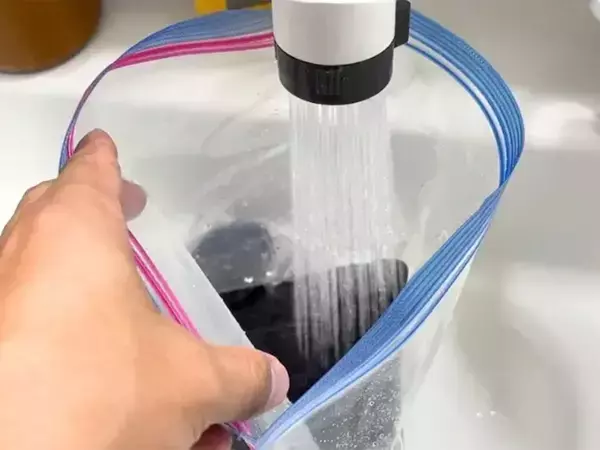 ジッパー袋1枚と洗剤だけ！　洗濯時の悩みが解消するテクに「やっとしまえる」