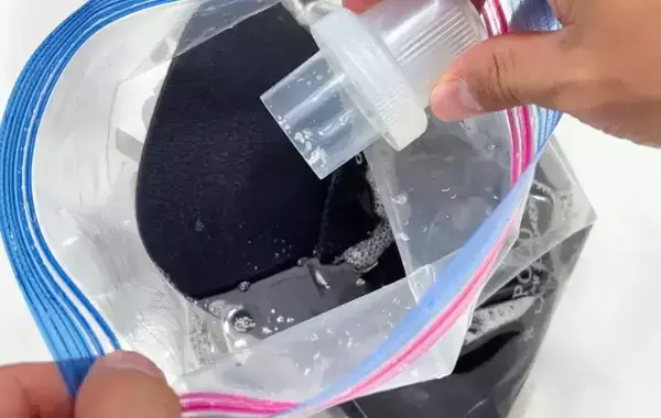 ジッパー袋1枚と洗剤だけ！　洗濯時の悩みが解消するテクに「やっとしまえる」