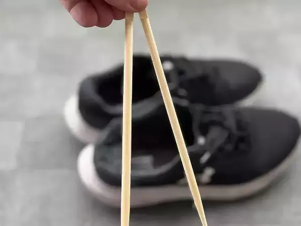 捨てないで！　洗った靴をベランダで干す時に使うのは、まさかの『割り箸』
