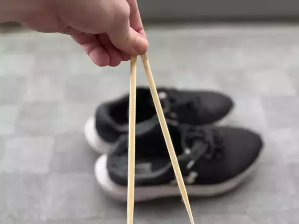 捨てないで！　洗った靴をベランダで干す時に使うのは、まさかの『割り箸』