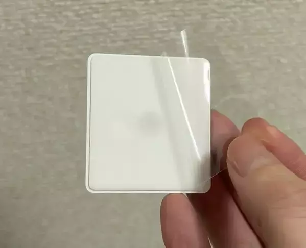 ダイソーの『スマホリング』をキッチンに貼ると？　タオルの悩みが解決する裏ワザ