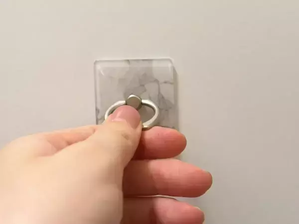 ダイソーの『スマホリング』をキッチンに貼ると？　タオルの悩みが解決する裏ワザ