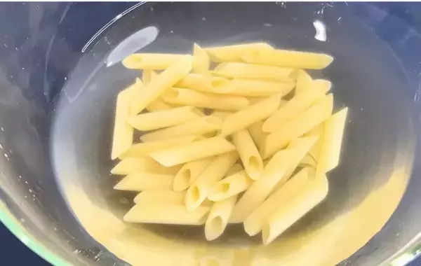 もうゆでなくてOK！　スーパーの安いペンネがモチモチになって「次もこうする！」