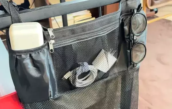 ダイソーで買った「メッシュの万能バッグ」が優秀！　【5分】で洗面所が片づく活用法