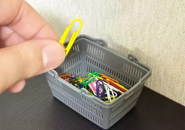 100均で発見した『ミニ買い物カゴ』が有能　キッチン棚に置くとかわいく彩り、収納で活躍【3選】
