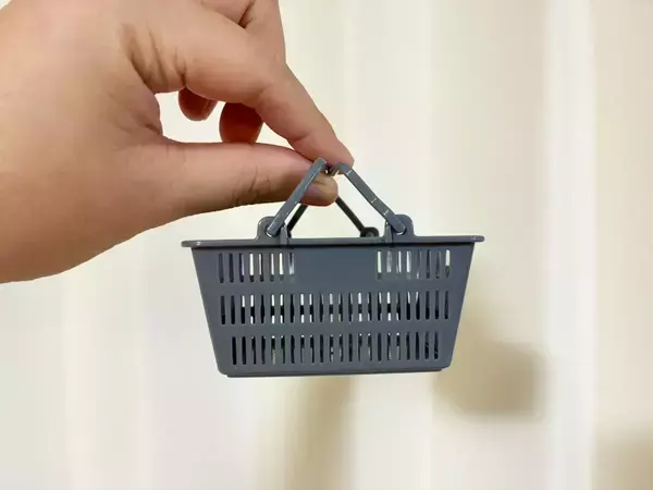 100均で発見した『ミニ買い物カゴ』が有能　キッチン棚に置くとかわいく彩り、収納で活躍【3選】