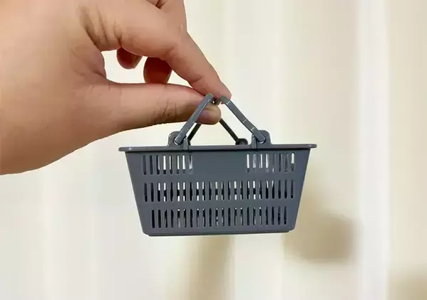 100均で発見した『ミニ買い物カゴ』が有能　キッチン棚に置くとかわいく彩り、収納で活躍【3選】