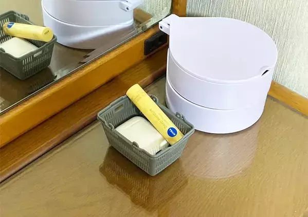 100均で発見した『ミニ買い物カゴ』が有能　キッチン棚に置くとかわいく彩り、収納で活躍【3選】