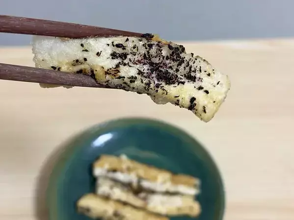 切った豆腐に『小さじ1杯』　フライパンで焼くと「外はサクッ、中はフワッ」「さわやかな味」