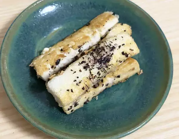 切った豆腐に『小さじ1杯』　フライパンで焼くと「外はサクッ、中はフワッ」「さわやかな味」