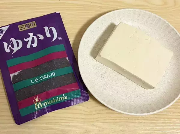 切った豆腐に『小さじ1杯』　フライパンで焼くと「外はサクッ、中はフワッ」「さわやかな味」