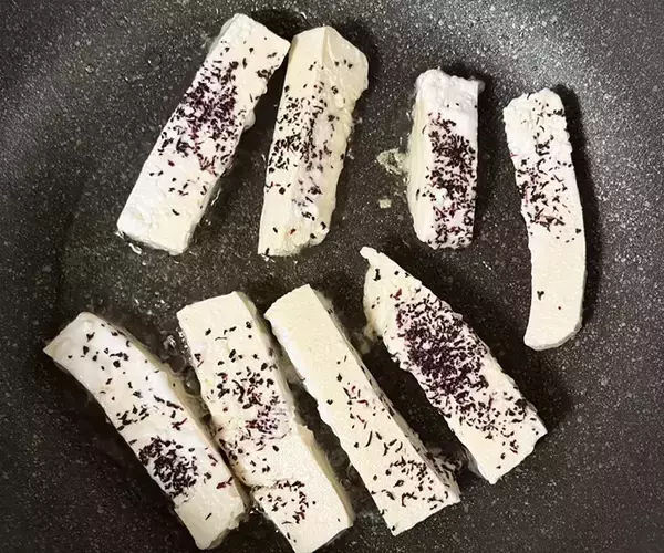 切った豆腐に『小さじ1杯』　フライパンで焼くと「外はサクッ、中はフワッ」「さわやかな味」