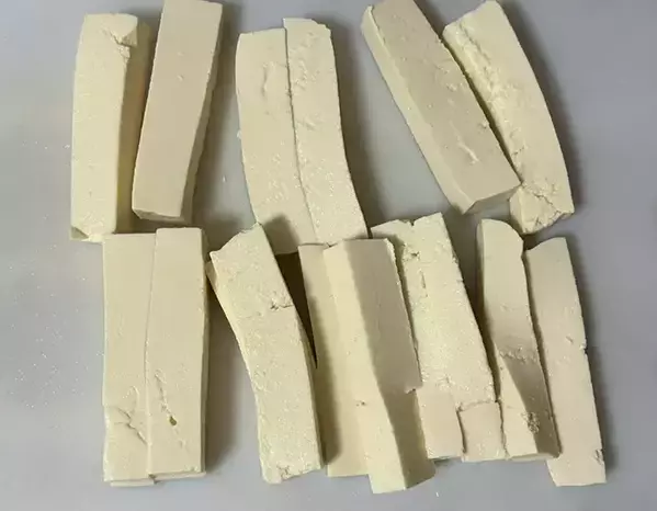 切った豆腐に『小さじ1杯』　フライパンで焼くと「外はサクッ、中はフワッ」「さわやかな味」