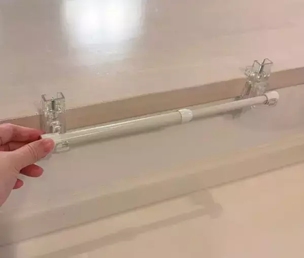 キッチンの小物が『110円』で片づいた！　ダイソーの突っ張り棒活用術