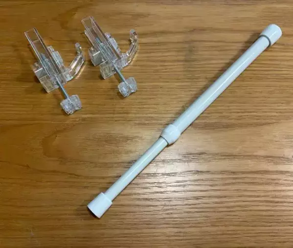 キッチンの小物が『110円』で片づいた！　ダイソーの突っ張り棒活用術