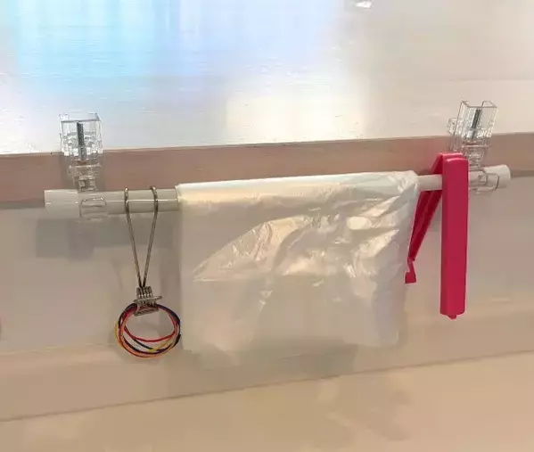 キッチンの小物が『110円』で片づいた！　ダイソーの突っ張り棒活用術