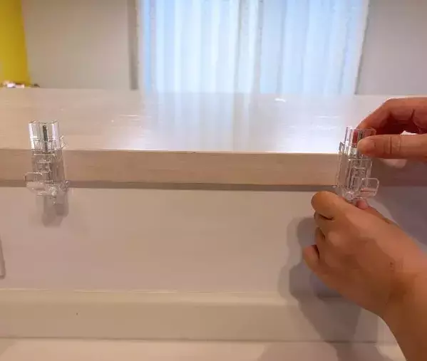 キッチンの小物が『110円』で片づいた！　ダイソーの突っ張り棒活用術