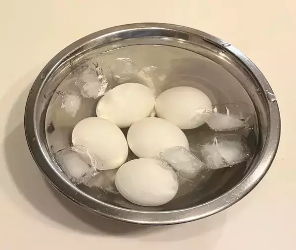 『ゆで卵』にたっぷりのお湯は不要！　フライパンで2分加熱する裏ワザ