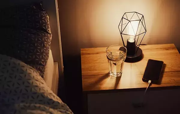 真夜中の薄暗い部屋と北欧の黄昏　一人旅をする友人とのLINEが生む優しい時間