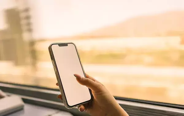 真夜中の薄暗い部屋と北欧の黄昏　一人旅をする友人とのLINEが生む優しい時間
