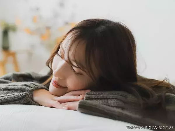 真夜中の薄暗い部屋と北欧の黄昏　一人旅をする友人とのLINEが生む優しい時間