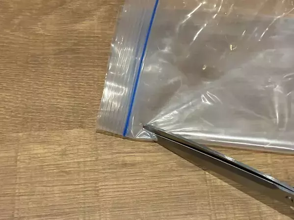 ジッパー袋を『2カ所』切るだけで便利！　1分で作れる『ポリ袋収納』が快適