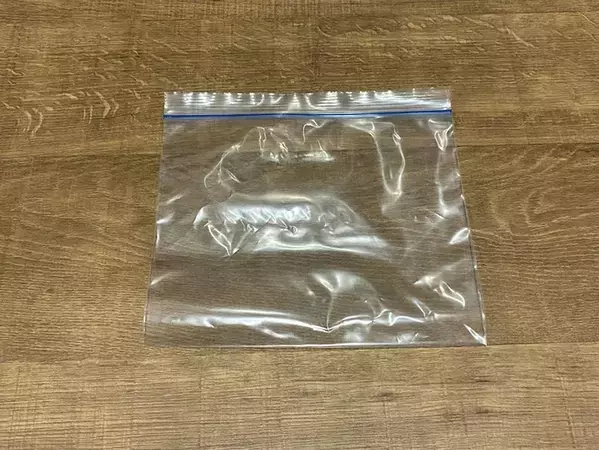 ジッパー袋を『2カ所』切るだけで便利！　1分で作れる『ポリ袋収納』が快適