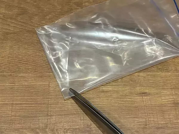 ジッパー袋を『2カ所』切るだけで便利！　1分で作れる『ポリ袋収納』が快適