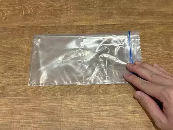ジッパー袋を『2カ所』切るだけで便利！　1分で作れる『ポリ袋収納』が快適